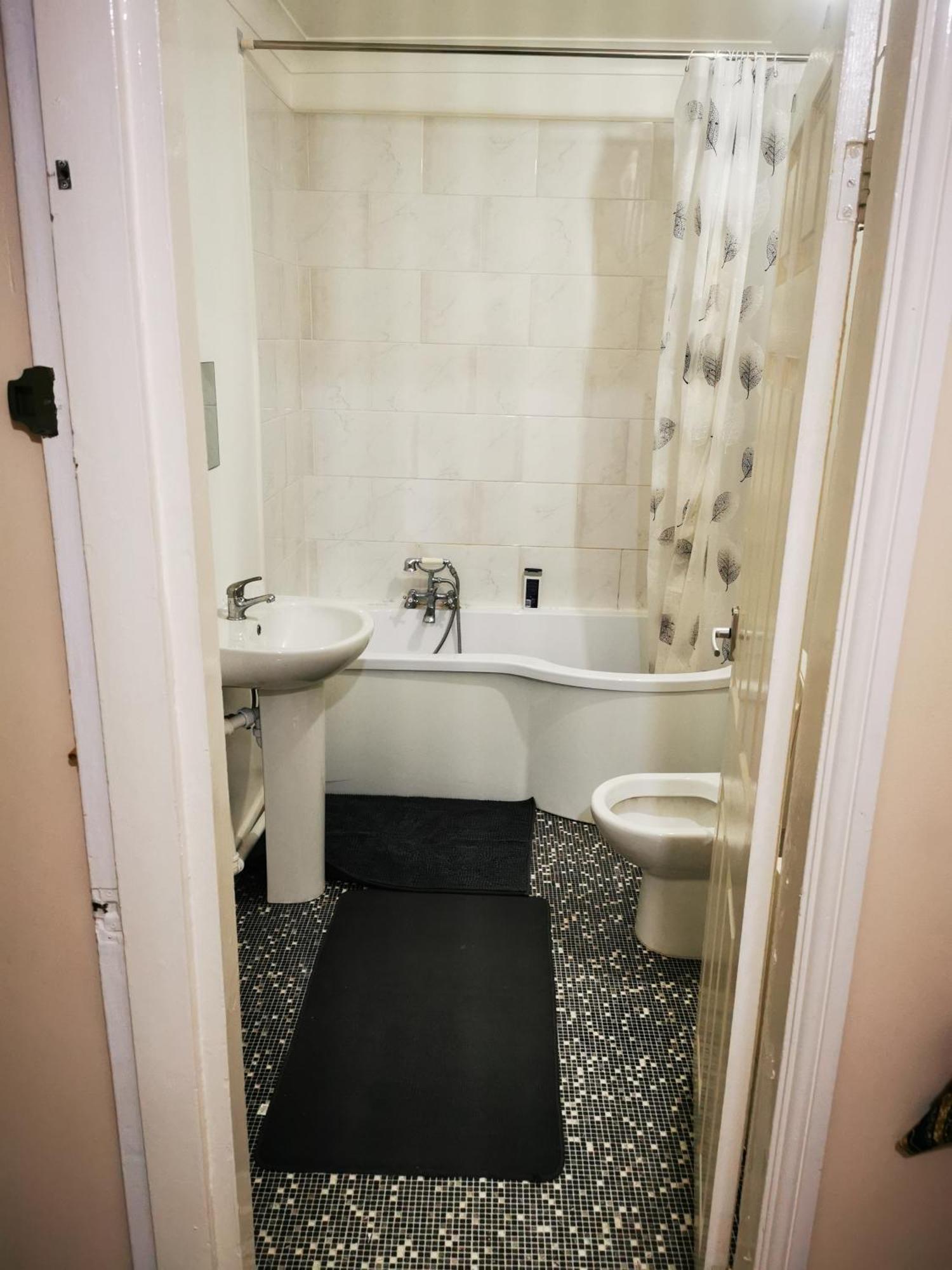 Available Rooms At Buckingham Road 동커스터 외부 사진